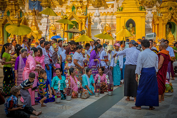 Thingyan Festival Participants Shwedagon Pagoda